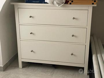 Cassettiera bianca da collezionismo