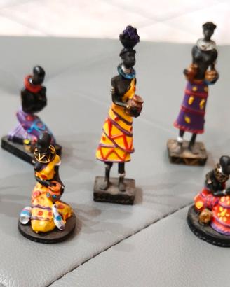 Set di piccole statuine Africane in resina dipinte