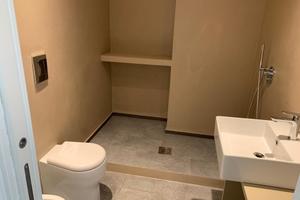 Luminoso stanza di fronte l'università