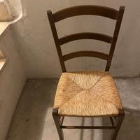 Cinque sedie in legno 