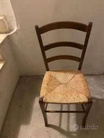 Cinque sedie in legno 