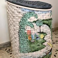 Cesto bucato vintage con illustrazione a rilievo