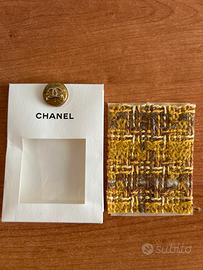 bottone originale Chanel con campione in tessuto