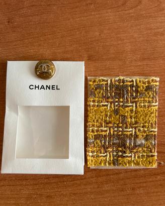 bottone originale Chanel con campione in tessuto