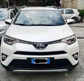 Auto Toyota RAV4 2.0