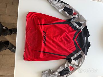 abbigliamento moto maglia e pantalone