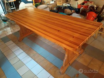 Tavolo lungo di legno 
