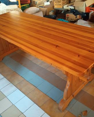 Tavolo lungo di legno 