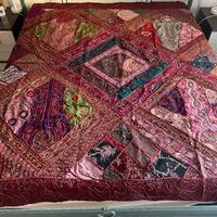 Copriletto patchwork ricamato a mano – pezzo unico