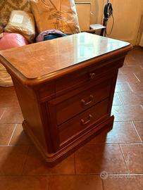 comodino in legno pieno