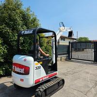 E243 - Escavatore 16 q Bobcat 320 allargabile