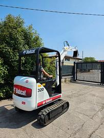 E243 - Escavatore 16 q Bobcat 320 allargabile
