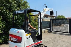 E243 - Escavatore 16 q Bobcat 320 allargabile