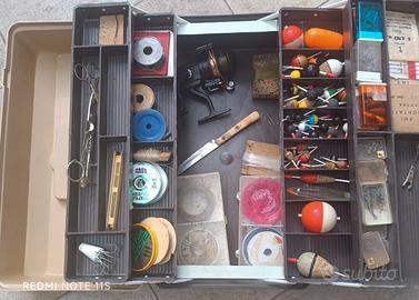 Cassetta vintage con attrezzatura pesca