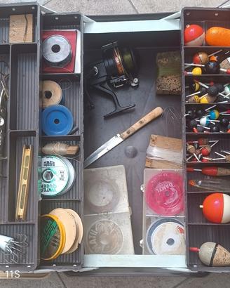 Cassetta vintage con attrezzatura pesca