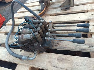 distributore idraulico per trattore agricolo