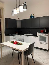 Cucina con forno e predisposizione lavastoviglie