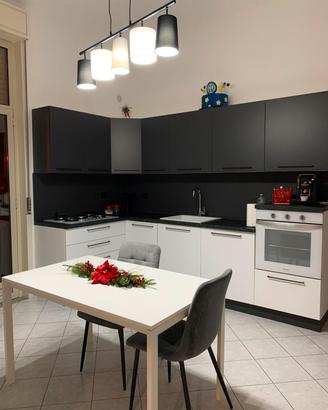 Cucina con forno e predisposizione lavastoviglie