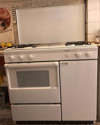 CUCINA CON PORTABOMBOLA