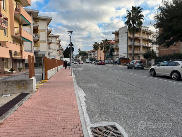 Box auto di 50 mq in centro Pietra Ligure