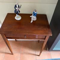 Tavolino inglese con piedini dorati