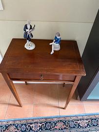 Tavolino inglese con piedini dorati