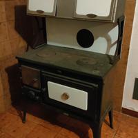 Cucina economica a legna con base in ghisa
