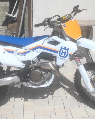 Husqvarna FC 250 2023 heritage aperta