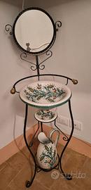 TOILETTE in FERRO, SPECCHIO E SET DI CERMICHE DI D