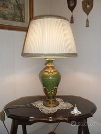 Lampada classica da tavolo con base in ceramica