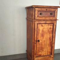 comodino antichissimo 