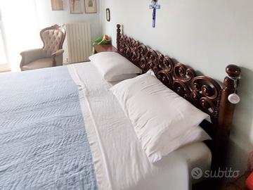 Letto matrimoniale intarsiato in legno, senza rete