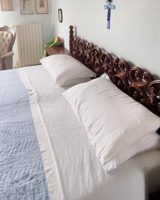Letto matrimoniale intarsiato in legno, senza rete