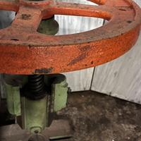 Pressa manuale a vite