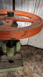 Pressa manuale a vite