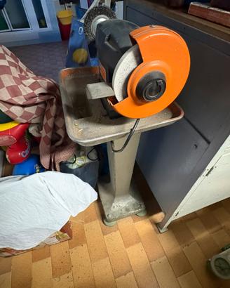 Smerigliatrice doppia con basamento