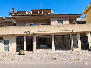 Locale commerciale, ampie vetrine