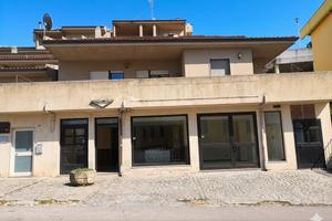 Locale commerciale, ampie vetrine