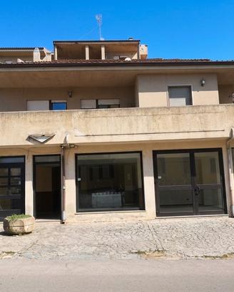 Locale commerciale, ampie vetrine