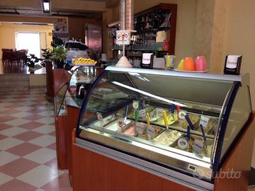 Banco gelato - tavola calda - vetrina refrigerata