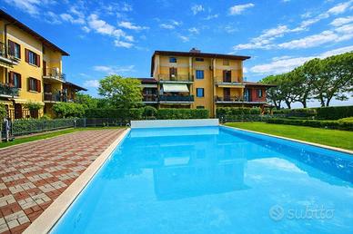 Attico luminoso con terrazzo e piscina in residenz