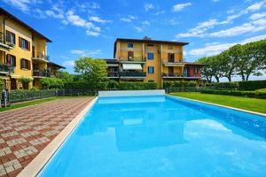 Attico luminoso con terrazzo e piscina in residenz