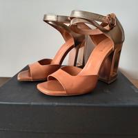 Sandali con tacco alto marrone e oro