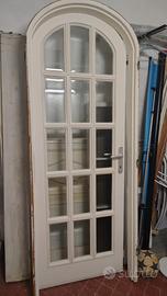 porta a vetri ad arco con imbotte e cornici