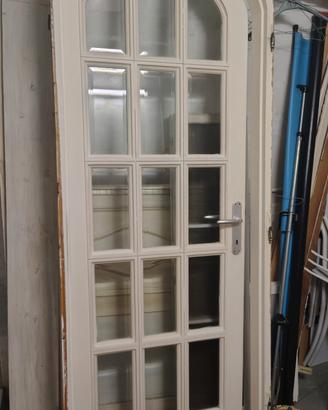 porta a vetri ad arco con imbotte e cornici