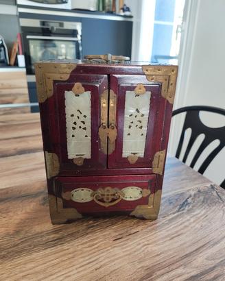 Piccolo mobile cinese in legno e pietra dura