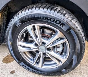 4 cerchi in lega con pneumatici da neve Hankook
