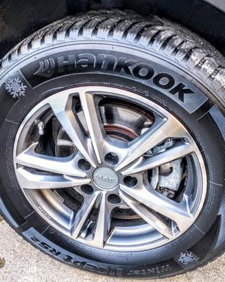 4 cerchi in lega con pneumatici da neve Hankook