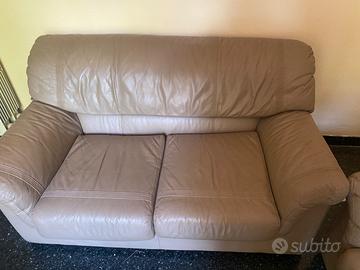 2 bei divani stile anni 70 in pelle beige