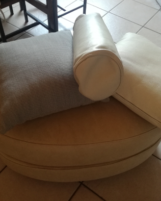 Pouf gigante e tre cuscini